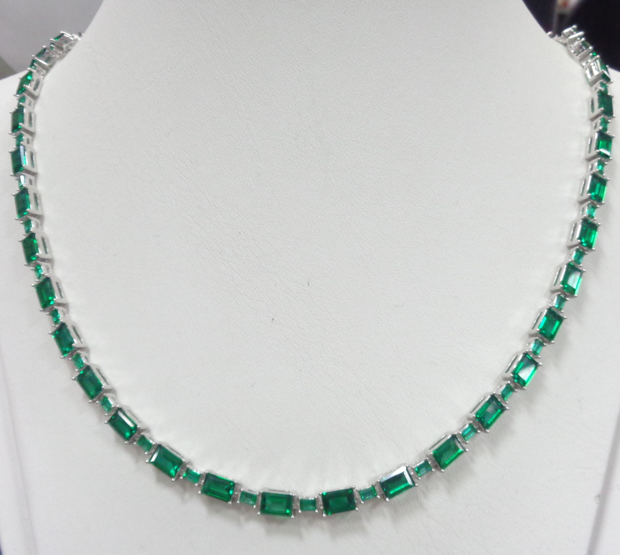 Серебряное колье с выращенными изумрудами